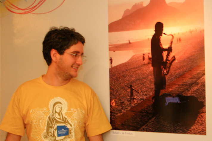Eu na vernissage olhando para o pôster Eu na vernissage olhando para o pôster