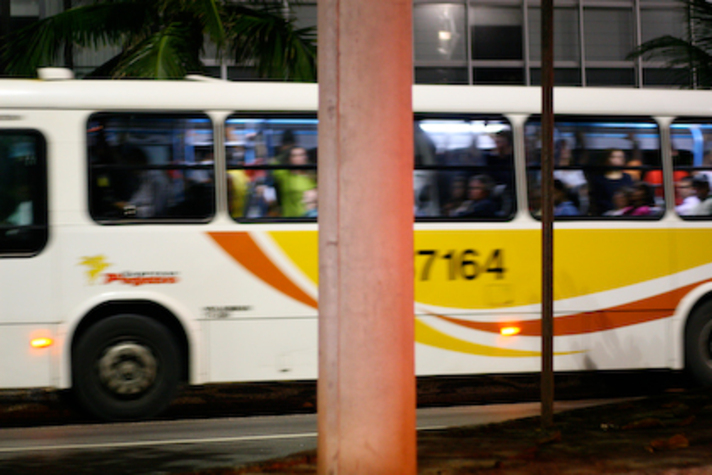 Ônibus do outro lado da rua Ônibus do outro lado da rua